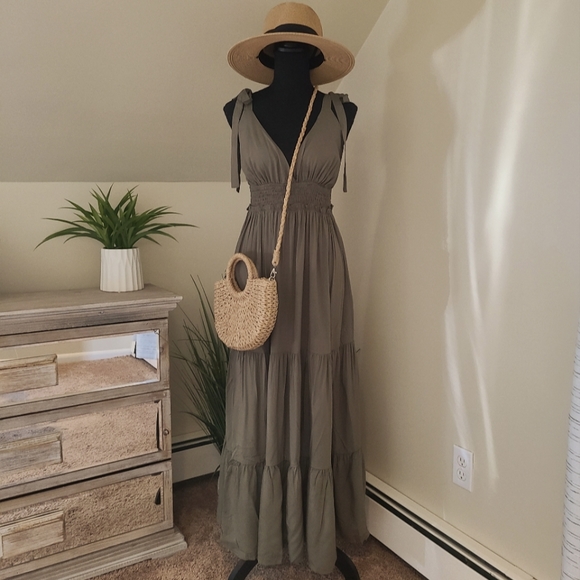 🌟 Women's Tiered Sleeveless Army Green Maxi Dress, Size Small - Picture 3 of 11